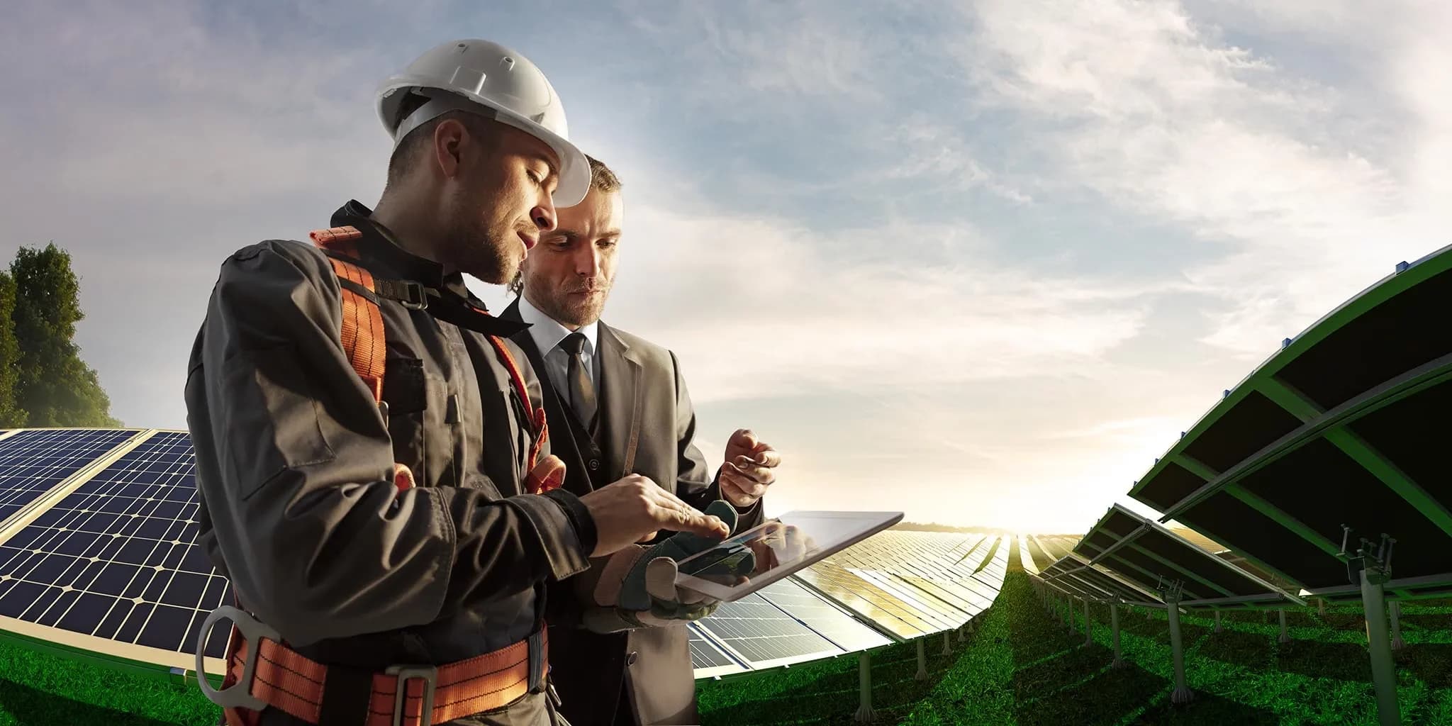 Techniciens sur un chantier photovoltaïque